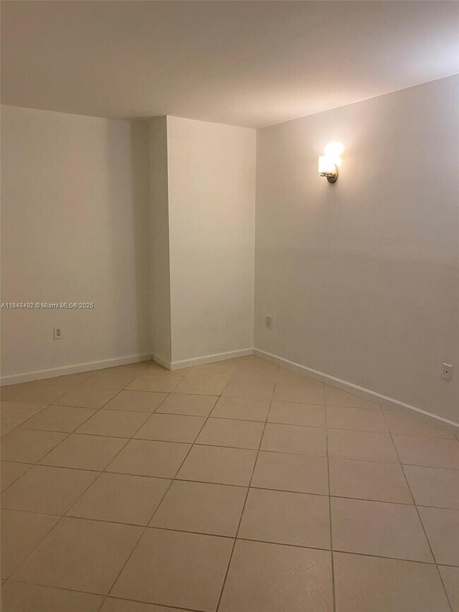 Building Photo - 1155 Brickell Bay Dr