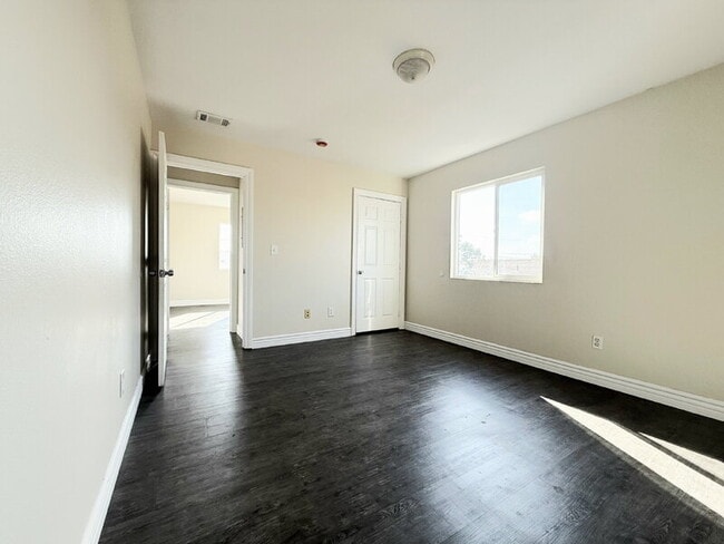 Building Photo - 846 W 55th St