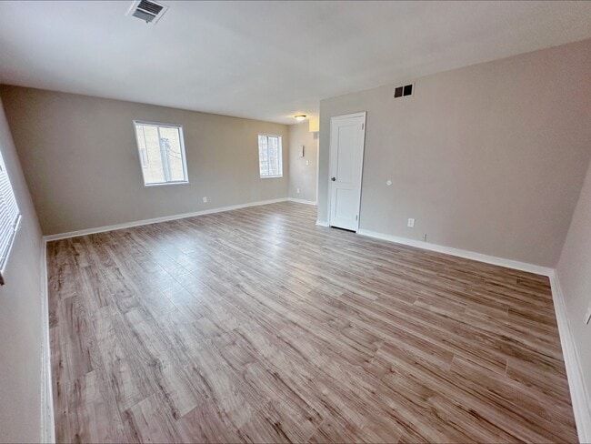 Building Photo - Greenbrier Apartments