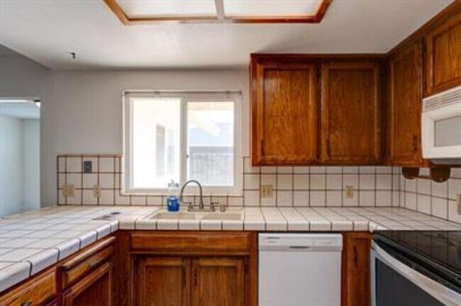 Building Photo - 2768 Saratoga Ave
