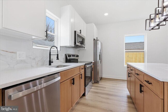 Building Photo - 31 Swan Ln