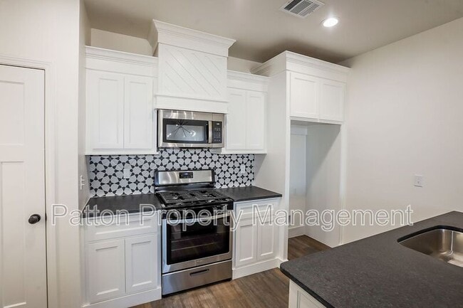 Building Photo - 13771 Periwinkle Dr