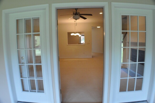 Building Photo - 2096 Deer Run Dr