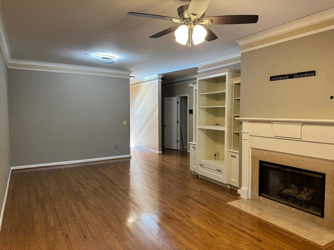 Building Photo - 2BR Bellevue Townhome