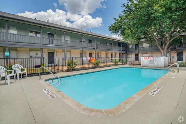 Pool - Robinson Manor Apartments