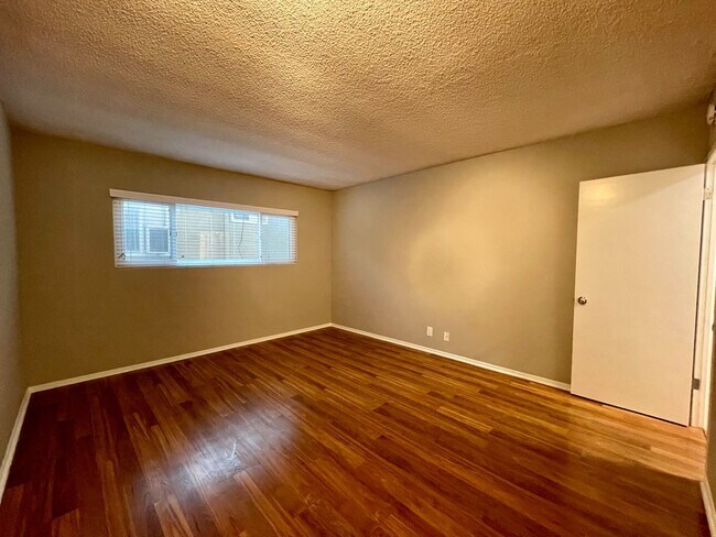 Building Photo - 2 Bedroom, 2 Bath Condo Blocks to the Beach, Pet Friendly, Sunset Views, Parking!