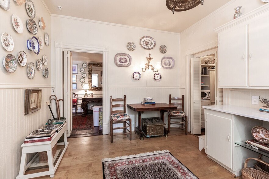 Building Photo - RESIDENTIAL/COMMERCIAL RENTAL - Charming h...