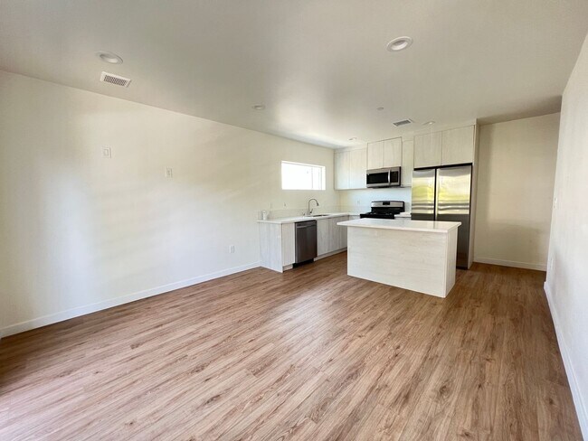 Building Photo - 2416 Carmona Ave