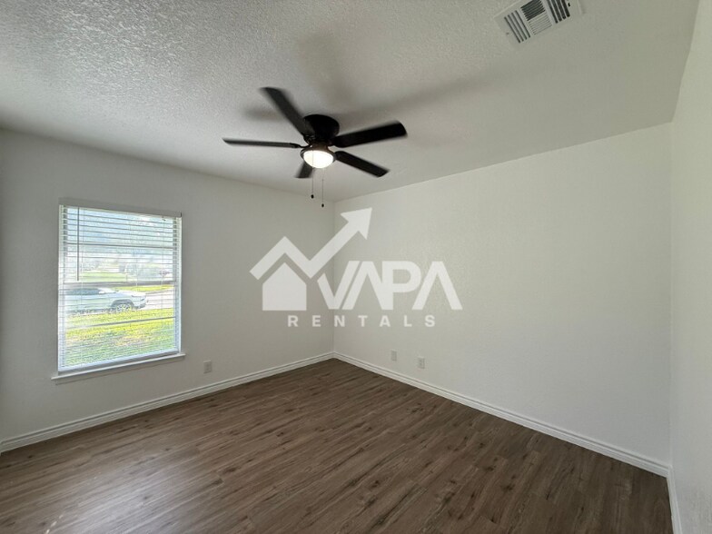 Building Photo - 5214 Charolais Dr