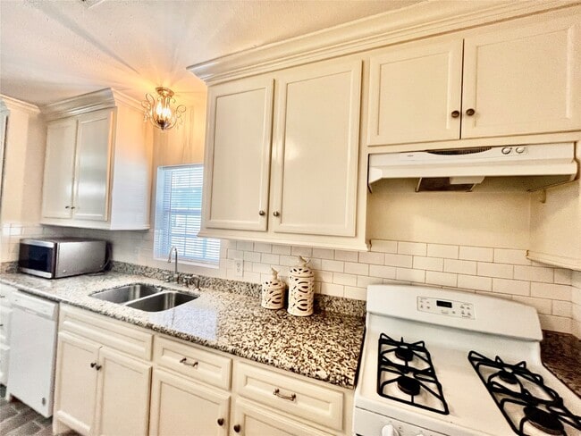 Building Photo - 106 N Eastwood St