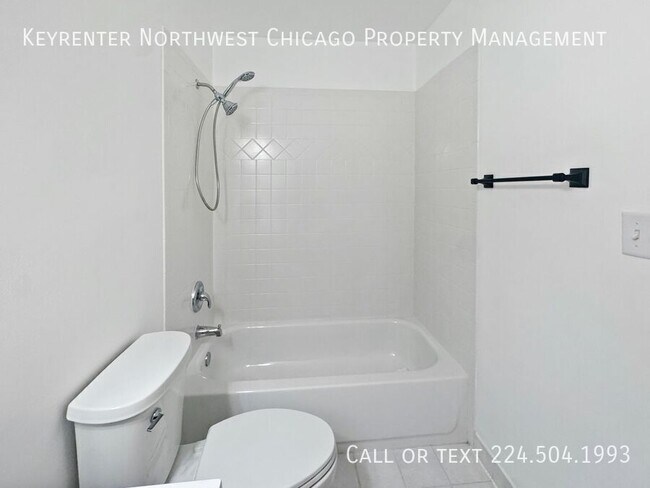 Building Photo - 3000 Bayside Dr