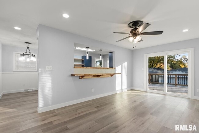 Building Photo - 1900 E Knox St