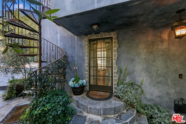 Building Photo - 2851 Seabreeze Dr