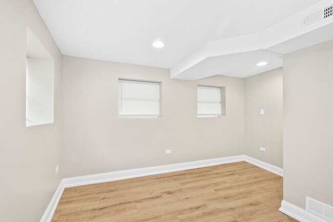 Building Photo - 4148 W Cornelia Ave