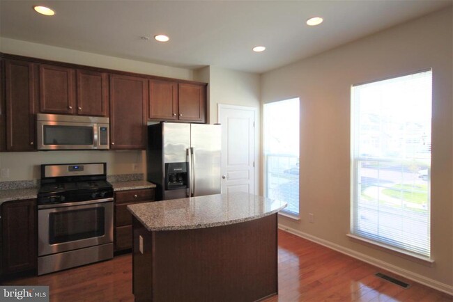 Building Photo - 515 Ellison Dr