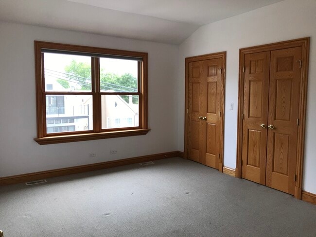 Building Photo - 1415 W Barry Ave