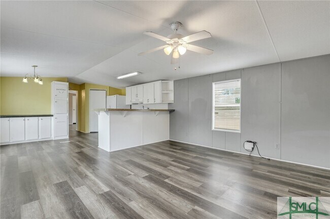 Building Photo - 3 Pine Rd