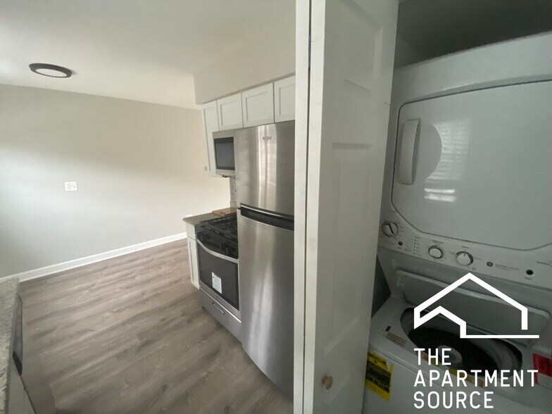 Building Photo - 1321 W Sherwin Ave