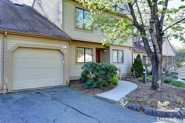 Building Photo - 4 Stonington Ct