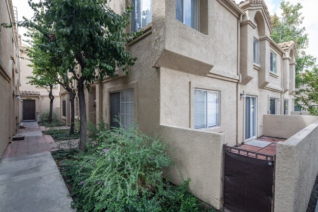 Building Photo - Townhome in Lake Forest