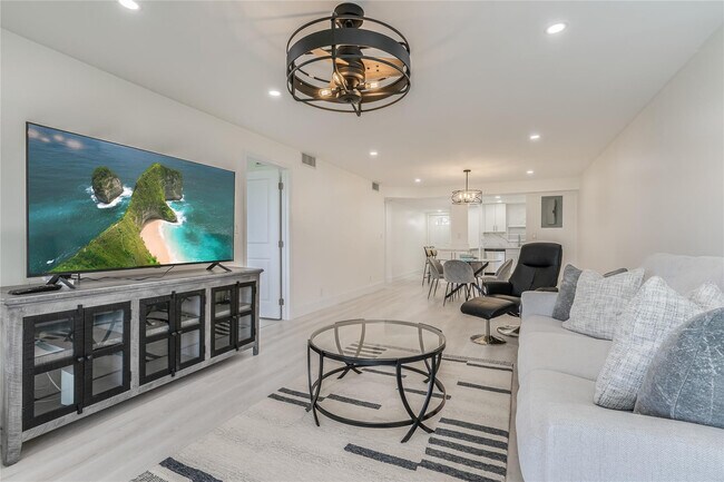 Building Photo - 411 S Hollybrook Dr