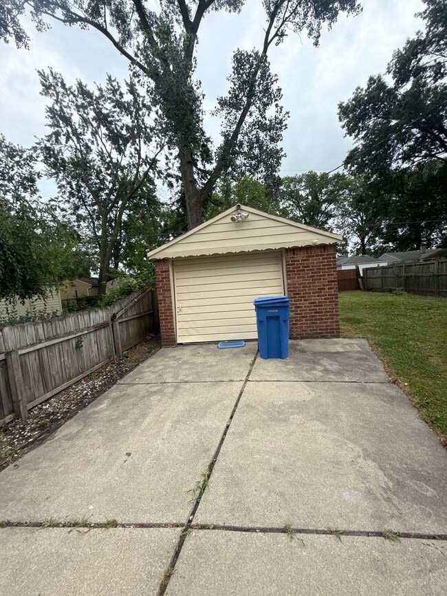 Building Photo - 3 Bedroom Home in Dearborn