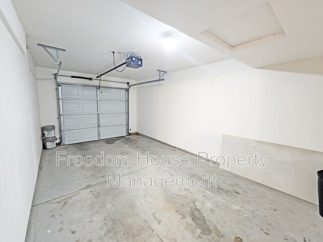 Building Photo - 200 S Mount Charleston Dr E