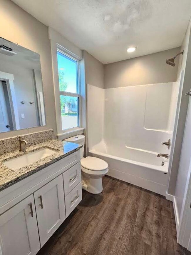 Building Photo - 3 Bedroom Fully Remodeled Home in Downtown...