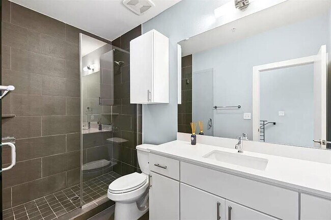 Building Photo - 2002 E 7th St