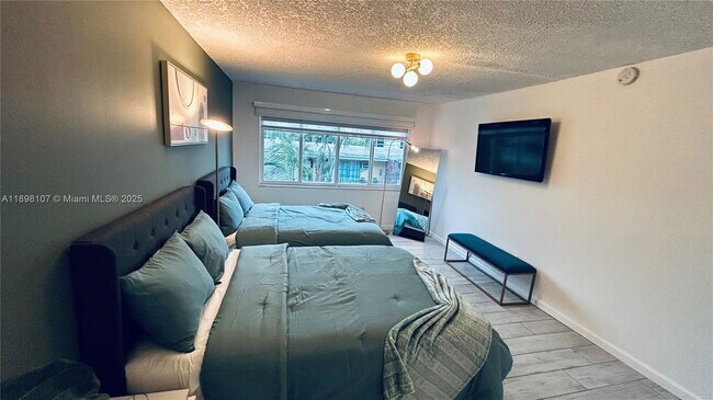 Building Photo - 9971 W Bay Harbor Dr