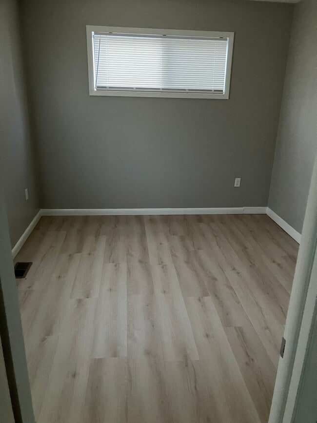 Building Photo - Spacious 4 bedroom 1.5 bath ranch Eastwood