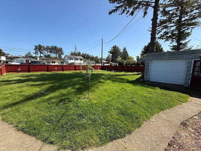 Building Photo - "Charming 3-Bed Oasis with Cozy Fireplace in Coos Bay – Your Perfect Retreat Awaits!"