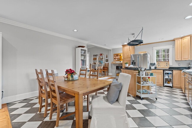 Building Photo - 2050 Midland Rd