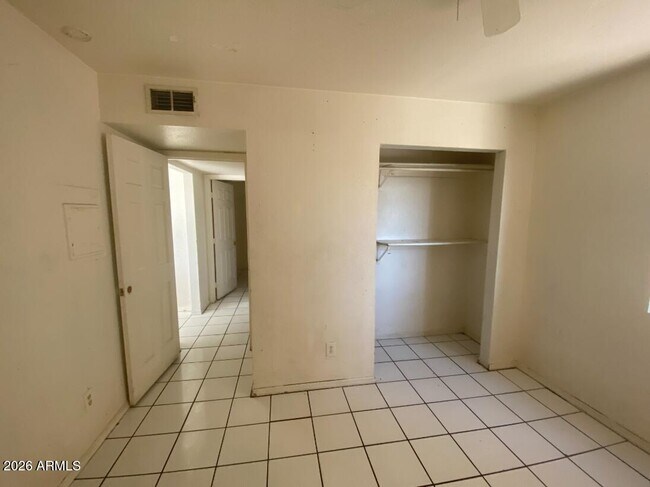 Building Photo - 1321 W Vogel Ave