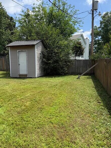 Building Photo - 1717 Point West Dr