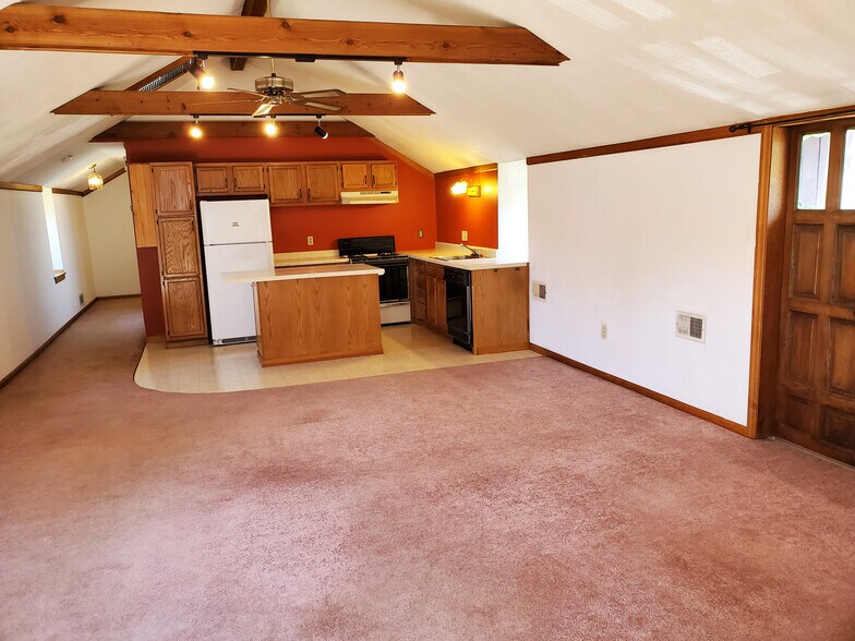 SPACIOUS LIVING AREA - 27 Richmond St