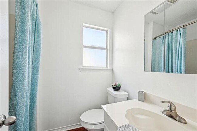 Building Photo - Three Bedroom Three Bathroom