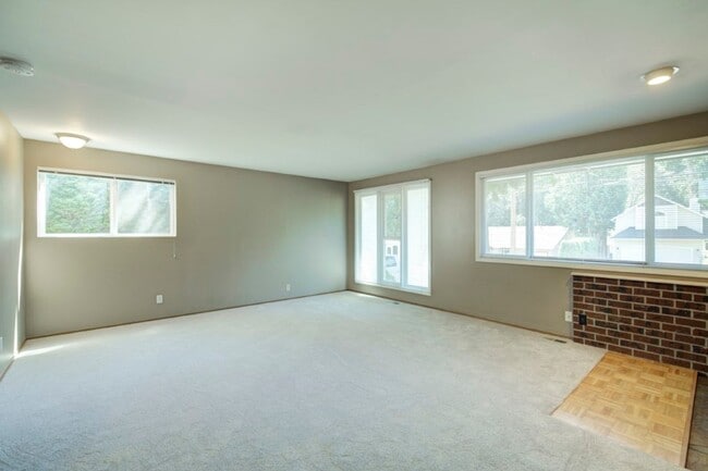 Building Photo - 3Bd/1.75Ba Kirkland House