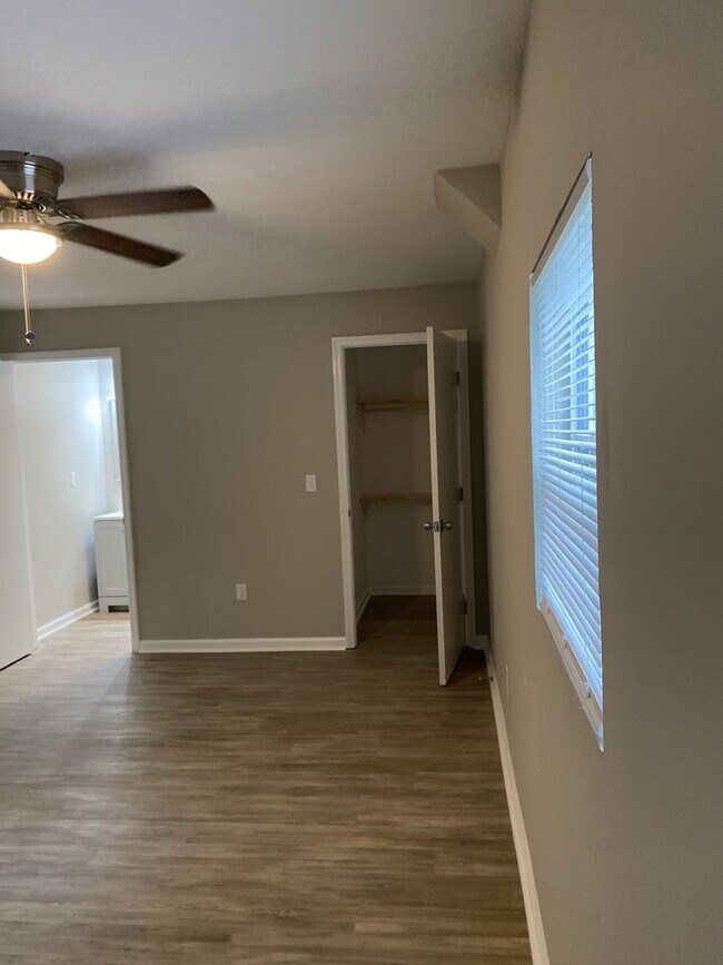 Building Photo - Updated 4 bed 2 bath minutes to Downtown Chattanooga!