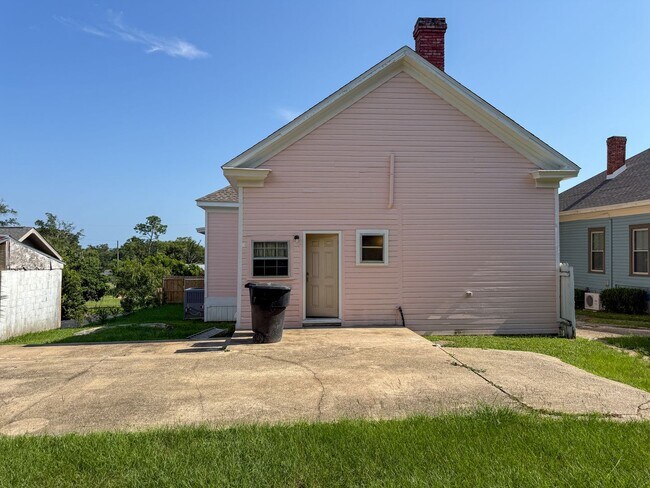 Building Photo - 1416 E La Rua St