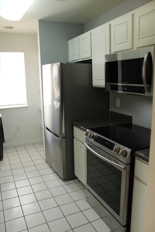 Building Photo - 821 Brandon Ave