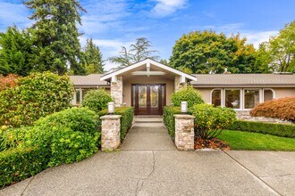 Building Photo - Welcoming Clyde Hill 5 Bedroom 3 Bath Home
