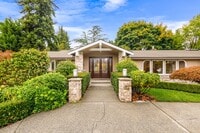 Building Photo - Welcoming Clyde Hill 5 Bedroom 3 Bath Home