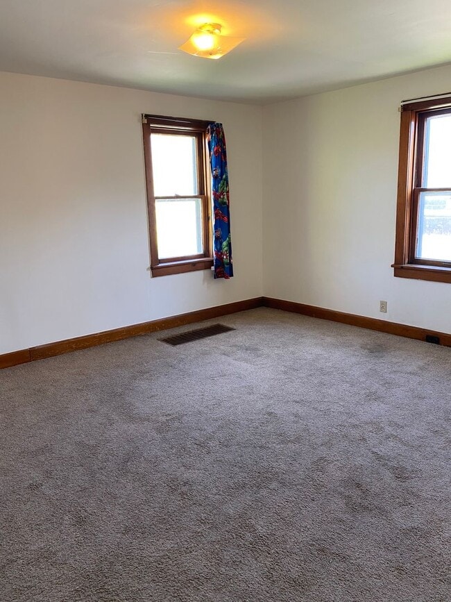 Building Photo - Two Bedroom House in Alton