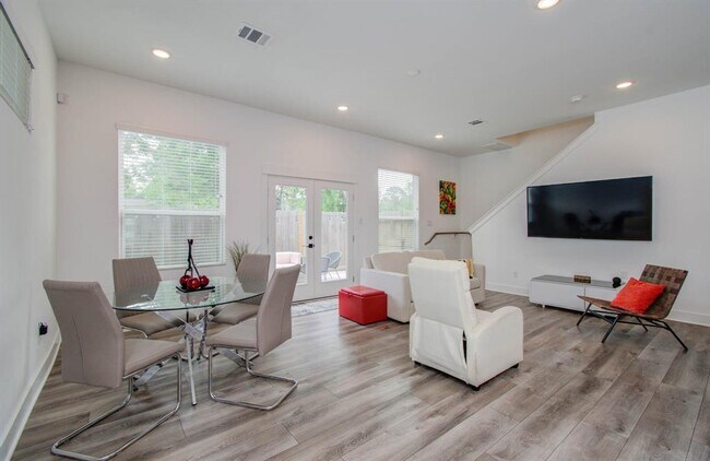 Building Photo - 970 Highland Sound Ln