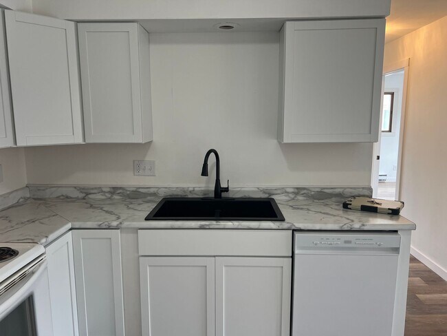 Building Photo - 915 Genrich St