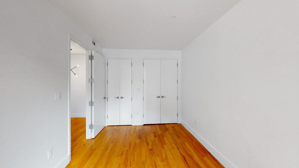 Building Photo - 1059 Manhattan Ave