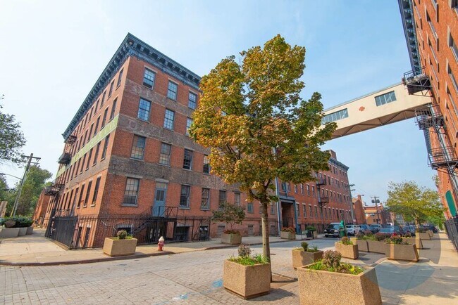 Building Photo - 227 Christopher Columbus Dr