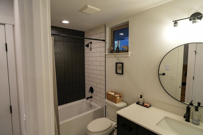 Building Photo - Bright Ballard Townhome – 2BR/2BA, 1,270 s...