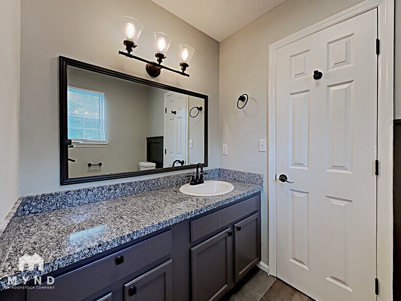 Building Photo - 1021 Medina Dr
